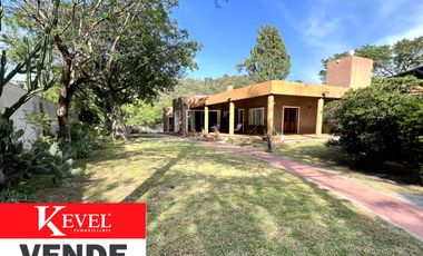 CASA EN VENTA DE 3 DORMITORIOS CON PISCINA Y COCHERA