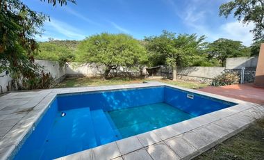 CASA EN VENTA DE 3 DORMITORIOS CON PISCINA Y COCHERA