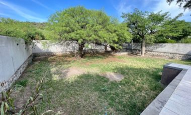 CASA EN VENTA DE 3 DORMITORIOS CON PISCINA Y COCHERA