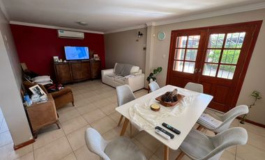 CASA EN VENTA DE 3 DORMITORIOS CON PISCINA Y COCHERA