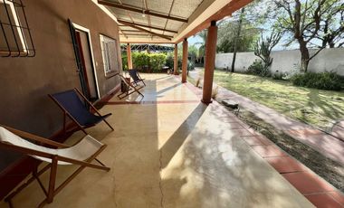 CASA EN VENTA DE 3 DORMITORIOS CON PISCINA Y COCHERA