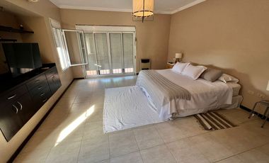 CASA EN VENTA DE 3 DORMITORIOS CON PISCINA Y COCHERA