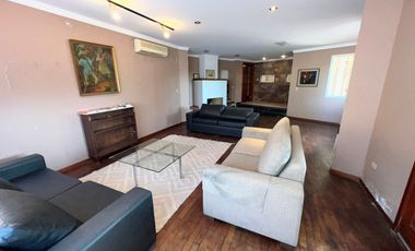 CASA EN VENTA DE 3 DORMITORIOS CON PISCINA Y COCHERA