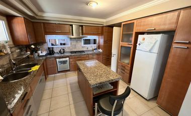 CASA EN VENTA DE 3 DORMITORIOS CON PISCINA Y COCHERA