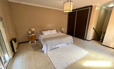 CASA EN VENTA DE 3 DORMITORIOS CON PISCINA Y COCHERA