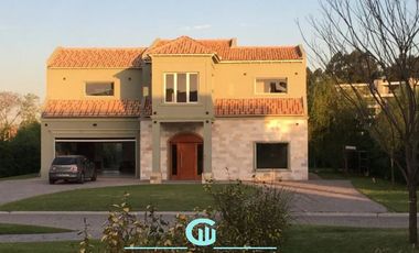 Casa en venta de 4 dormitorios c/ cochera en Tristán Suárez