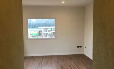 Casa en venta de 4 dormitorios c/ cochera en Tristán Suárez