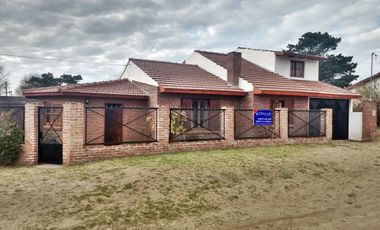 Casa en venta de 3 dormitorios c/ cochera en Mar de Ajo