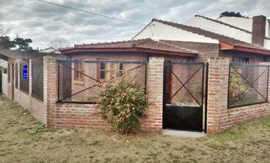 Casa en venta de 3 dormitorios c/ cochera en Mar de Ajo