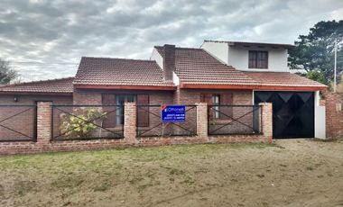 Casa en venta de 3 dormitorios c/ cochera en Mar de Ajo