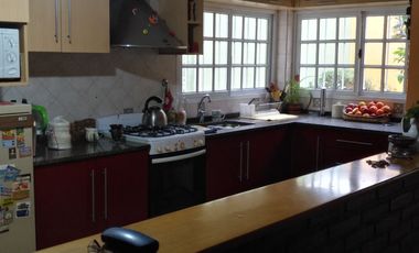 Chalet en venta de 4 dormitorios c/ cochera en Villa Lugano