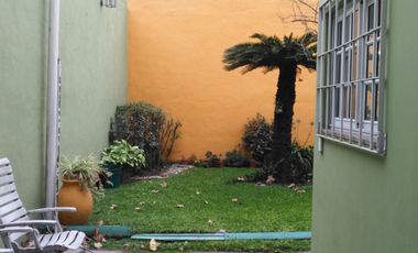 Chalet en venta de 4 dormitorios c/ cochera en Villa Lugano