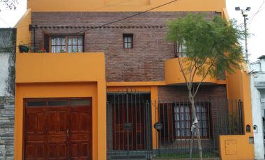 Chalet en venta de 4 dormitorios c/ cochera en Villa Lugano