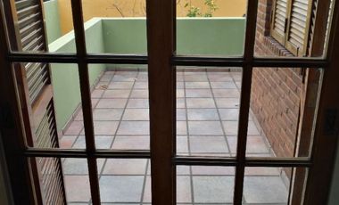 Chalet en venta de 4 dormitorios c/ cochera en Villa Lugano