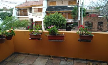 Chalet en venta de 4 dormitorios c/ cochera en Villa Lugano