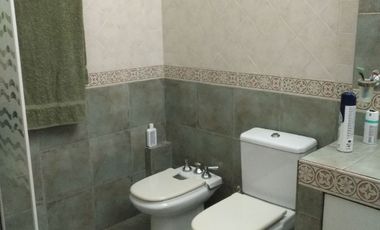 Chalet en venta de 4 dormitorios c/ cochera en Villa Lugano