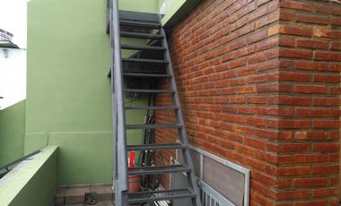 Chalet en venta de 4 dormitorios c/ cochera en Villa Lugano