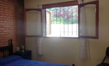 00202 Casa en alquiler de 2 dormitorios c/ cochera en Villa Cura Brochero