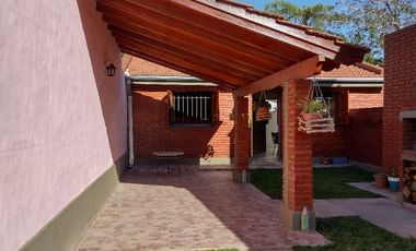 00202 Casa en alquiler de 2 dormitorios c/ cochera en Villa Cura Brochero