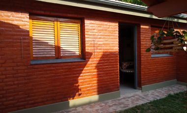 00202 Casa en alquiler de 2 dormitorios c/ cochera en Villa Cura Brochero