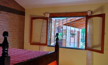 00202 Casa en alquiler de 2 dormitorios c/ cochera en Villa Cura Brochero