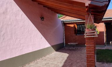 00202 Casa en alquiler de 2 dormitorios c/ cochera en Villa Cura Brochero