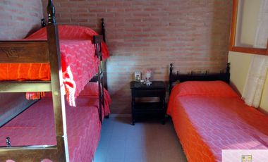 00202 Casa en alquiler de 2 dormitorios c/ cochera en Villa Cura Brochero