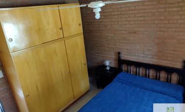 00202 Casa en alquiler de 2 dormitorios c/ cochera en Villa Cura Brochero