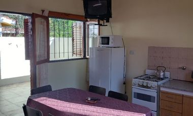 00202 Casa en alquiler de 2 dormitorios c/ cochera en Villa Cura Brochero