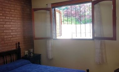 00202 Casa en alquiler de 2 dormitorios c/ cochera en Villa Cura Brochero