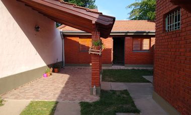 00202 Casa en alquiler de 2 dormitorios c/ cochera en Villa Cura Brochero