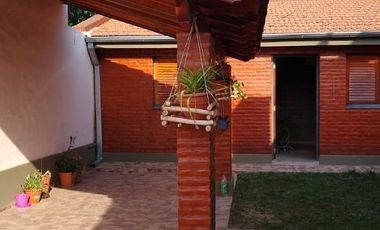 00202 Casa en alquiler de 2 dormitorios c/ cochera en Villa Cura Brochero