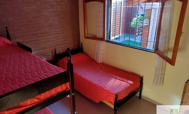 00202 Casa en alquiler de 2 dormitorios c/ cochera en Villa Cura Brochero