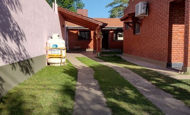 00202 Casa en alquiler de 2 dormitorios c/ cochera en Villa Cura Brochero