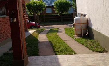 00202 Casa en alquiler de 2 dormitorios c/ cochera en Villa Cura Brochero