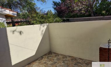 00202 Casa en alquiler de 2 dormitorios c/ cochera en Villa Cura Brochero