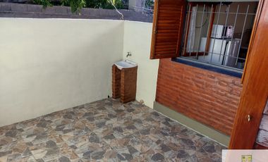 00202 Casa en alquiler de 2 dormitorios c/ cochera en Villa Cura Brochero