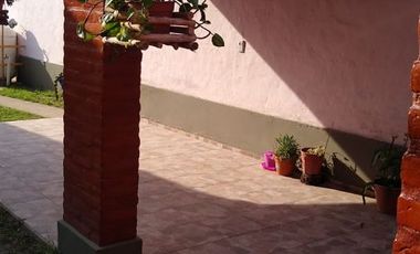 00202 Casa en alquiler de 2 dormitorios c/ cochera en Villa Cura Brochero