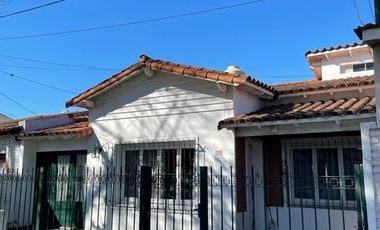 476 e/ 19 y 20- CASA DE 3 DOR (CITY BELL)