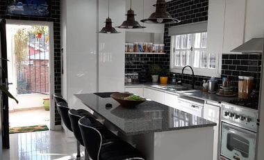 Casa en venta de 4 dormitorios c/ cochera en Mar de Ajo