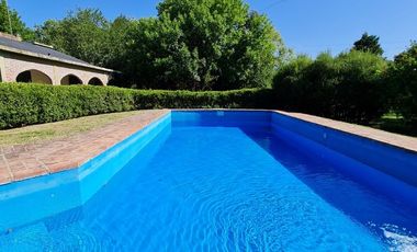 312 e/ 50 y 52 - CASA QUINTA CON PILETA (Barrio el Rodeo)