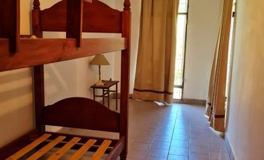 312 e/ 50 y 52 - CASA QUINTA CON PILETA (Barrio el Rodeo)