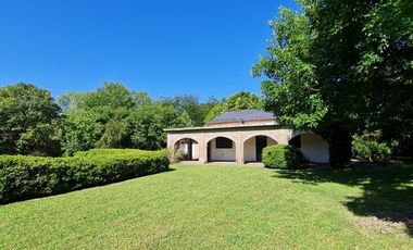 312 e/ 50 y 52 - CASA QUINTA CON PILETA (Barrio el Rodeo)