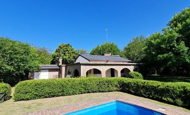 312 e/ 50 y 52 - CASA QUINTA CON PILETA (Barrio el Rodeo)