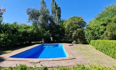 312 e/ 50 y 52 - CASA QUINTA CON PILETA (Barrio el Rodeo)