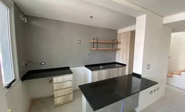 Departamento tipo duplex en venta de 2 dormitorios en quinta sección