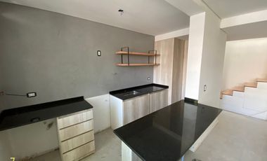 Departamento tipo duplex en venta de 2 dormitorios en quinta sección