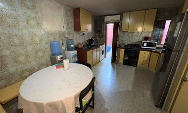 IMPORTANTE CASA DE 240M2 CUBIERTOS