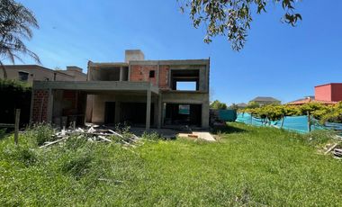 Casa en venta de 4 dormitorios c/ cochera en San Miguel