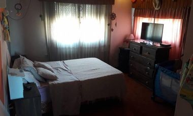 Casa De 2 Plantas + Departamento  En Los Polvorines